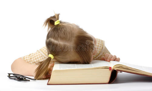 小女孩睡在书上，回到学校