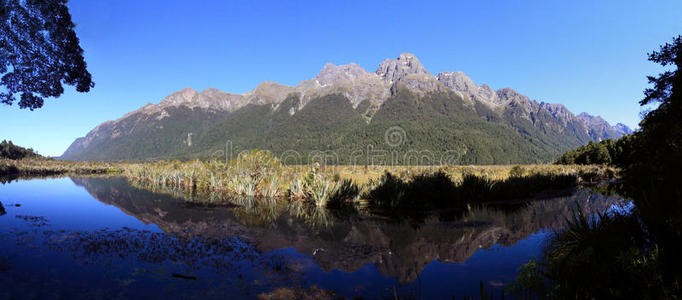 新西兰著名的镜湖图片