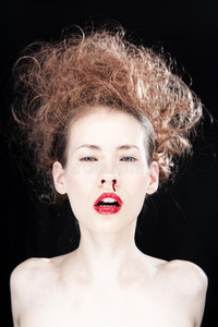 流鼻血的女人照片