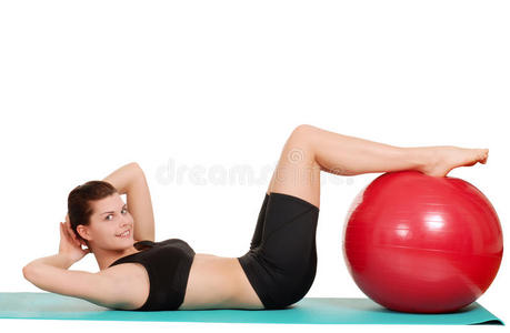 女子用健身球做仰卧起坐