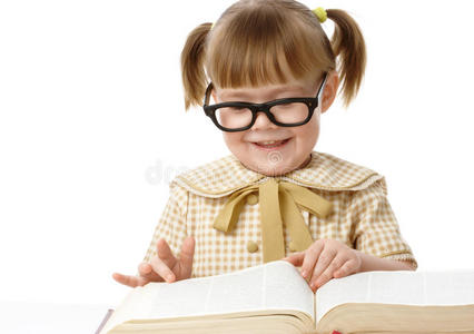 可爱的小女孩看书，回到学校