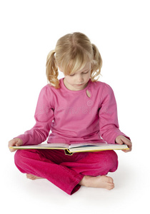 六岁的女孩在看书