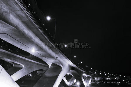 城市桥夜景