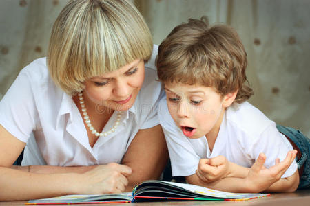 女人和小男孩在看书