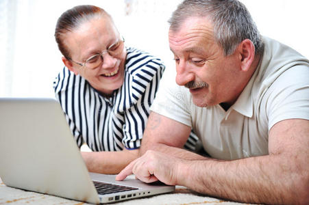 老年夫妇带着笔记本电脑