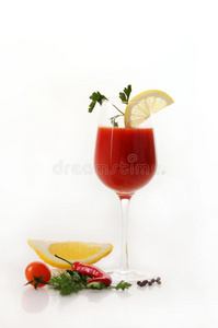 玻璃杯里的番茄汁图片