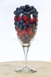 装满蓝莓和覆盆子的玻璃杯