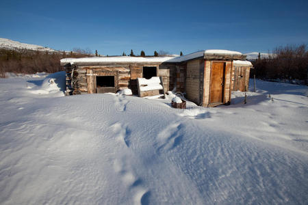 冬季废弃木屋