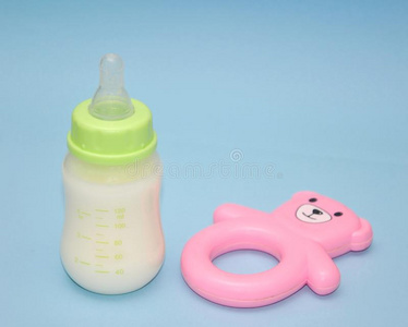 婴儿奶瓶和玩具