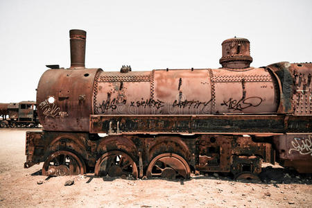 生锈的旧蒸汽火车照片