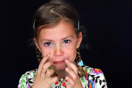 眼含热泪的淘气女孩照片