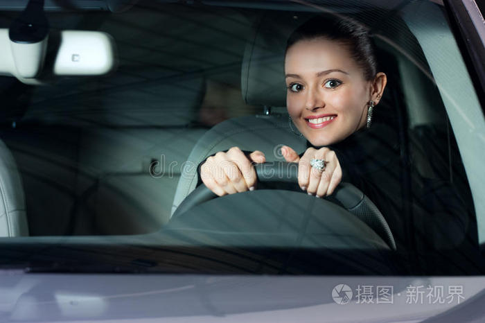 开车的年轻美女