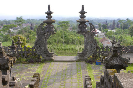 印度尼西亚巴厘岛。来自太阳穴的顶级圈子