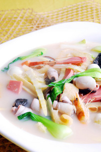 中国美味的食物竹笋和鱿鱼汤
