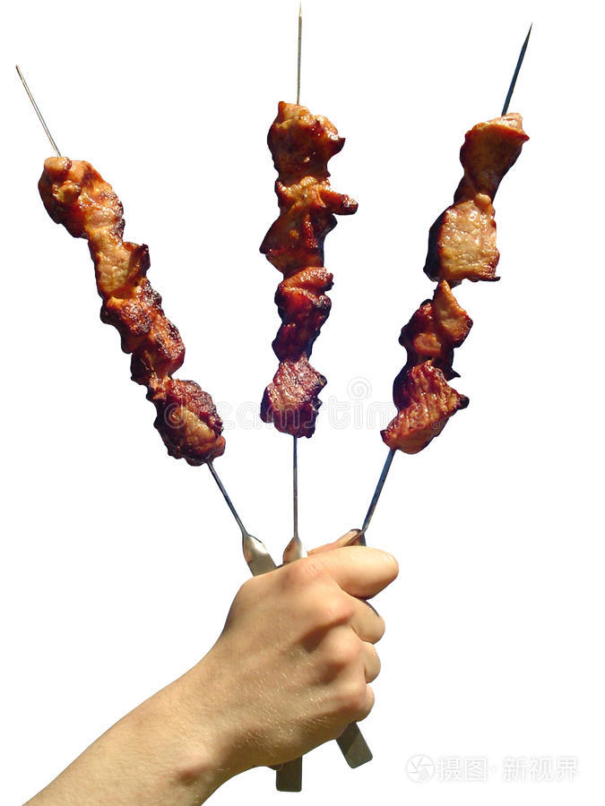 一个人手里拿着三串烤羊肉串