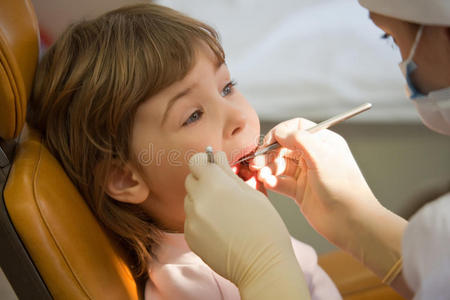 女孩在医务室定期检查牙齿