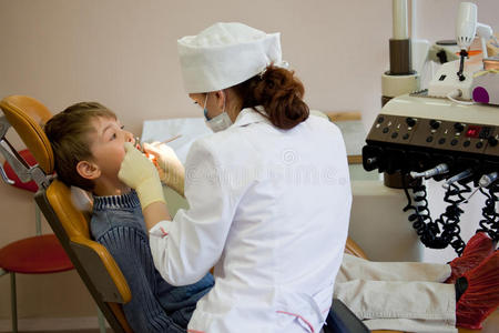 男孩在医务室定期检查牙齿