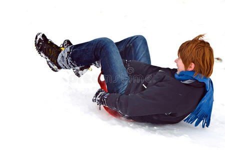 雪白的冬天，孩子乘雪橇下山