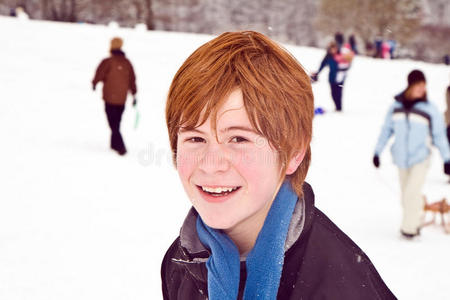 红头发的男孩在赏雪