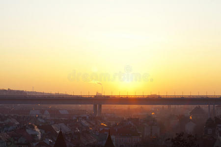 城市上空的日出图片