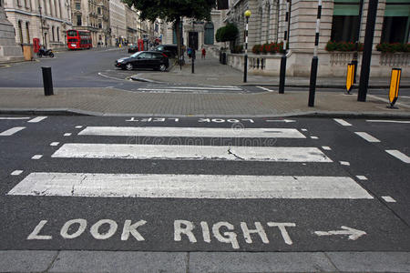 行人斑马线图片