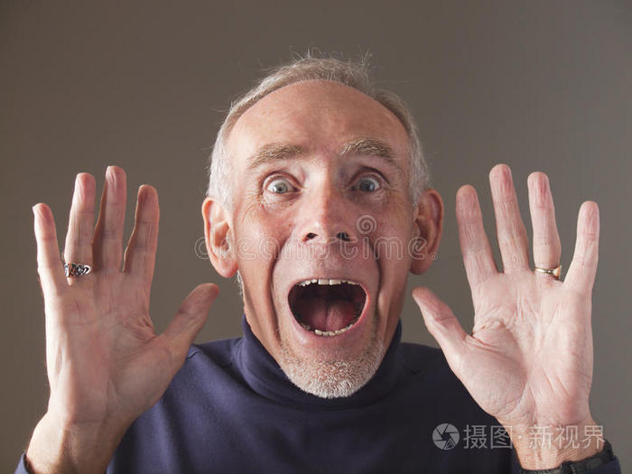 惊魂未定的老人尖叫特写