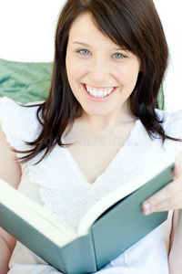 微笑的女人在看书