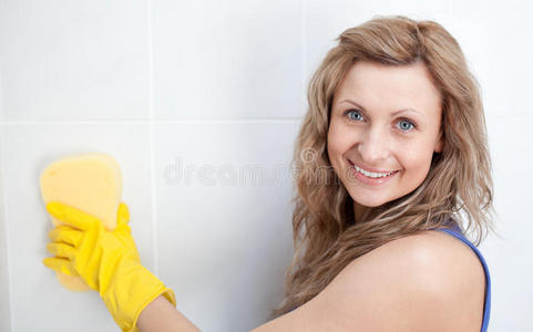 微笑的女人在打扫浴室
