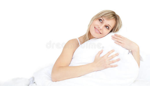 抱着枕头的快乐女人照片