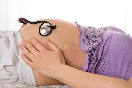 紫色背景的孕妇
