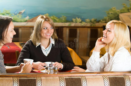 三个年轻女人在说话
