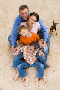 幸福的家庭和地毯上的狗