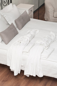 床上两件特里白色浴袍