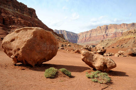 朱红色悬崖下的砂岩巨石图片