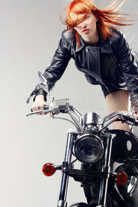骑摩托车的红发女孩