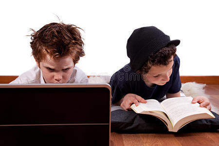 孩子们玩电脑看书