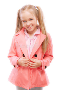 穿粉红色雨衣的年轻女孩