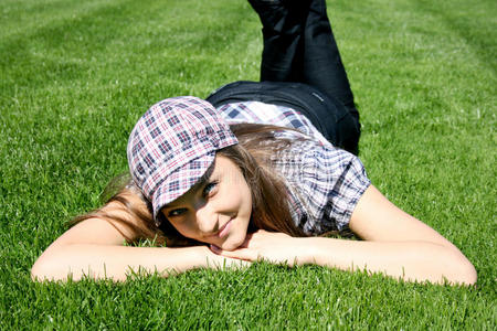微笑的女孩躺在草地上