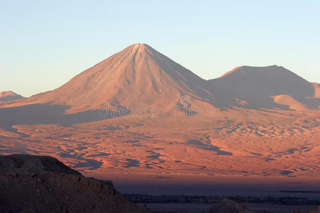 智利阿塔卡马沙漠日落火山