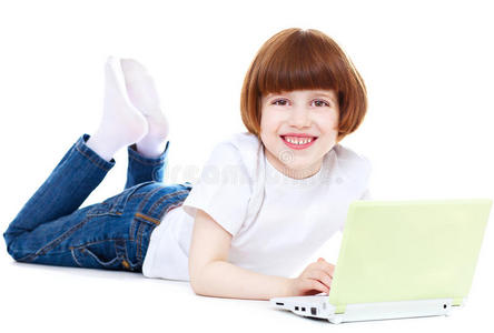 快乐小女孩用笔记本电脑