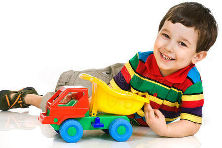 带玩具车的小男孩图片