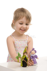 一个小女孩玩侏儒