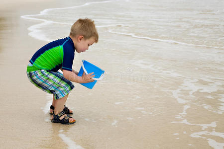 放松 乐趣 泡沫 冒险 蹒跚学步的孩子 假期 波浪 海滩