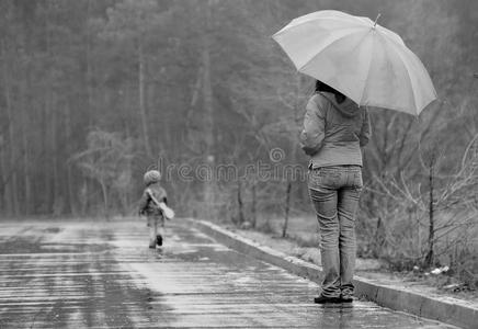 当她儿子离开时,母亲在等待照片