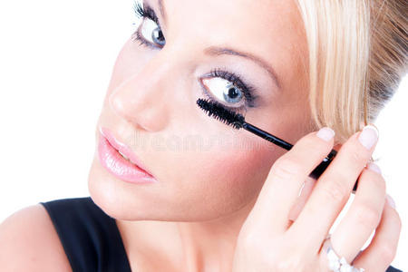 女人用刷子在睫毛上化妆