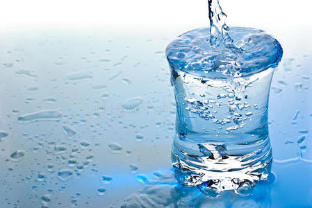 玻璃杯里斟满图片