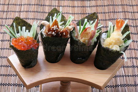 三文鱼沙拉寿司照片
