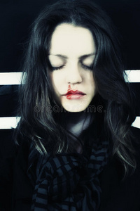 嘴唇上有血的年轻漂亮的死去的女孩照片