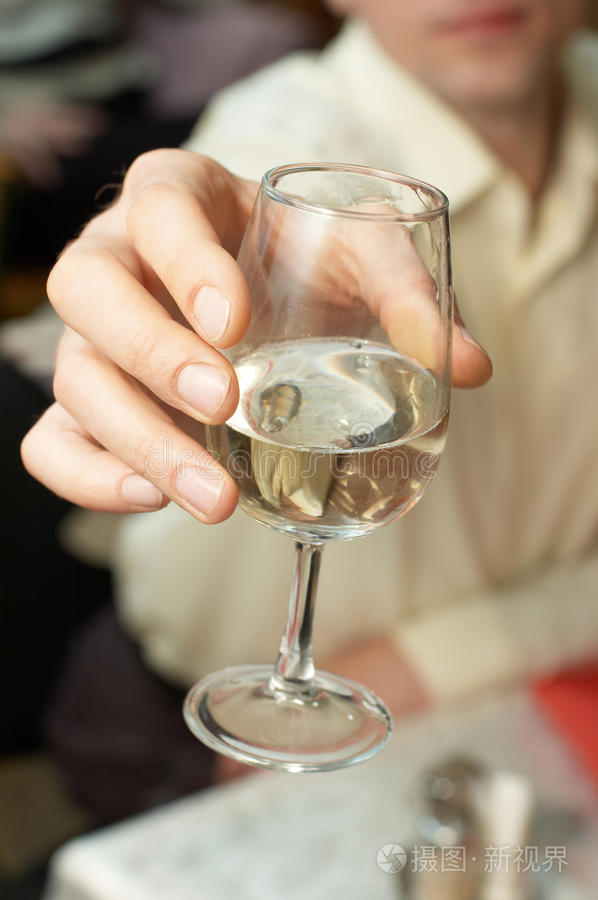 高加索人举杯