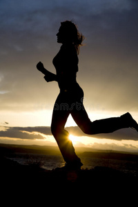 女子跑步剪影